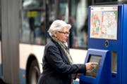 Eine Frau löst ein Ticket am VBL-Billettautomaten in Luzern. (Bild: PD)
