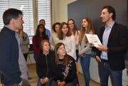 Emmer Sekundarklasse gewinnt den ersten Preis in einem schweizweiten Filmwettbewerb. Das Preisgeld von 2000 Franken überreichte Fabian Cancellare der Klasse am 20.11.2017. Links: Klassenlehrer Klemens Vogel. (Bild: Heinz Schürmann)