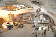 Die Arbeiten an den Stukkaturen des Kursaals Engelberg sind in vollem Gang. (Bild Corinne Glanzmann/Neue OZ)