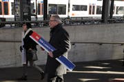 Robert Küng mit dem neuen Schild. (Bild: pd)