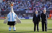«Tangolero», Maskottchen der Copa Americano 2011, Sepp Blatter und Nicolas Léoz. Letzterer ist im Visier der US-Justiz. (Bild: EPA/Leo La Valle)