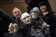 Halten die Fäden in den Händen: Walter und Mary Waser mit ihren Marionetten. (Bild Angel Sanchez/Neue UZ)
