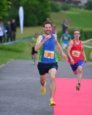 Der Gesamtsieger im Sprint, Linus Fischer, beim Zieleinlauf. (Bild: pd)