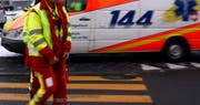 Der Rettungsdienst brachte die Verunfallten ins Spital. (Symbolbild Bote der Urschweiz)