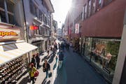 Hertensteinstrasse in Luzern: Die Stadt will den Dialog mit dem Detailhandeln führen und ihn fördern. (Archivbild Roger Grütter)