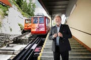 Oscar J. Schwenk an der Talstation der steilsten Zahnradbahn der Welt in Alpnach. (Bild Corinne Glanzmann)
