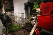 Eine Pumpe der FFZ in Aktion. (Bild: PD/Stadt Zug, 18. August 2017)