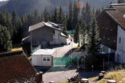 Das Bundeszentrum auf dem Glaubenberg in Obwalden: Asylbewerber vertreiben sich die Zeit im Freien. (Bild: Adrian Venetz (Neue OZ))