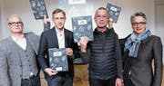 Die Macher des Zuger Neujahrsblatts 2018: Die Designer Miles Peyer (von links) und Sandro Zorzenone; der Redaktor Dieter Müller und Irène Castell-Bachmann, welche der Neujahrsblatt-Kommission vorsteht. (Bild: Werner Schelbert (Zug, 23. November 2017))