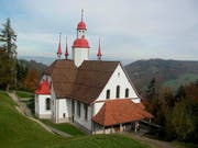 Die Hergiswaldkirche oberhalb von Kriens. Rechts ein Bildnis von Bruder Johann. (Bild: PD)