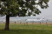 Das Transportflugzeug steht auf dem Flugplatz Emmen. (Bild: Matthias Jurt (Emmen, 26. September 2017))
