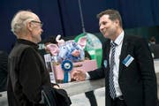 Finanzdirektor Marcel Schwerzmann (rechts) im Gespräch mit Luga-Besucher Robert Helfenstein (72) aus Luzern. (Bild Pius Amrein)