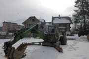 Abrissbagger vor dem Spukhaus (rechts). (Bild Geri Wyss/Neue NZ)