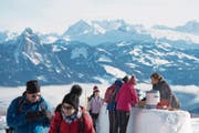 Touristen geniessen das sonnige Wetter auf der Rigi. (Bild: Urs Flüeler/EPA (23. Dezember 2017))