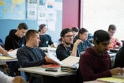 Schüler der Logistiker-Klasse am Berufsbildungszentrum BBZW beim bilingualen Unterricht. (Bild: Corinne Glanzmann (Emmen, 9. März 2018))