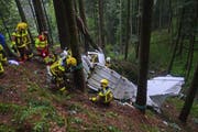 Eine Person starb, zwei weitere Insassen, darunter der Pilot, wurden schwer verletzt. (Bild: Kapo Obwalden)