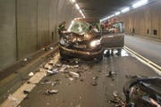 Das Auto und das Motorrad wurden bei der Kollision total zerstört. (Bild: Kantonspolizei Uri)