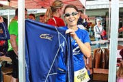 Freute sich über das Langarm-Shirt: Claudia Tschopp. (Bild Claudia Surek)