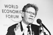 Küng ruft am WEF 1991 in Davos zur Versöhnung zwischen Muslimen, Juden und Christen auf. (Bild: Patrick Aviolat/Keystone)