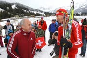 28. März 2010: Sportminister Ueli Maurer im Gespräch mit Olympiasieger Dario Cologna in Sörenberg. (Bild Philipp Schmidli)