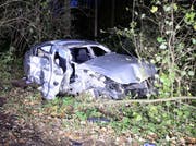 Im Gebiet Buechweid kam das Auto aus noch ungeklärten Gründen von der Strasse ab und prallte seitlich gegen einen Baum. (Bild: PD / Luzerner Polizei)