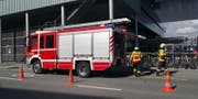 Vor Ort ist auch ein Einsatzfahrzeug der Feuerwehr. (Bild: Stefanie Nopper)