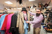 Damian Surber (33) in seinem Reich – dem Fasnachtsbazar in Luzern. Bild: Roger Grütter (18. November 2016)