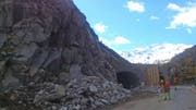 In der Schöllenen, vor dem Portal des Tunnels Urnerloch, haben in der Nacht auf Freitag Felsabtragungsarbeiten stattgefunden. (Bild: PD/Astra)