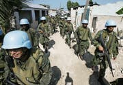 Blauhelme bei einer Razzia in Cité Soleil. Der Slum galt als Rückzugsort krimineller Gangs. (Bild: Ariana Cubillos/Keystone (28. Februar 2007))