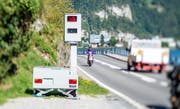 Seit dem 1. Januar 2013 sind öffentliche Warnungen vor behördlichen Kontrollen im Strassenverkehr ausdrücklich verboten und mit Bussen bedroht. (Bild: Roger Grütter (Stansstad, 26. August 2015))