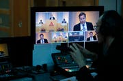 Die GV wird auch auf Grossleinwand und im Internet übertragen. (Bild Stefan Kaiser / Neue ZZ)