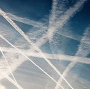 Die Kondensstreifen am Himmel heizen das Klima auf. Dank Biokerosin sollen sie dünner und weniger werden. (Bild: Richard Newstead/Getty)