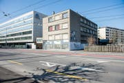 Das Gebäude an der Tribschenstrasse 51 in Luzern (rechts im Bild) soll abgerissen werden. (Bild: Roger Grütter (Luzern, 17. März 2016))