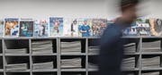 Einige Exemplare der zahlreichen Mitarbeitermagazine von Zentralschweizer Unternehmen. (Bild: Boris Bürgisser (Luzern, 9. März 2017))