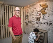 Urban Aregger, Geschäftsführer der Adventure Rooms Luzern, und Mitarbeiter Kilian Niederberger in einem der Rätselräume. (Bild: Roger Grütter (Luzern, 21. August 2017))