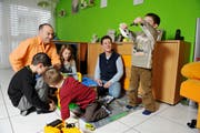 Markus und Edith S. beim Spielen mit ihren Kindern - trotz schwieriger Zeiten bleibt die Familie optimistisch. (Bild: Corinne Glanzmann/Neue LZ)