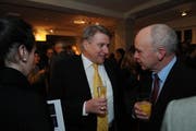 Organisator Karl Baumann im Gespräch mit Bundesrat Ueli Maurer. (Bild Urs Hanhart/Neue UZ)