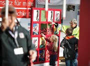 Am Stand an der Zuger Messe lernen Interessierte die Einsatzgebiete des Roten Kreuzes kennen. Bild: Stefan Kaiser (Zug, 24. Oktober 2016)