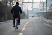 Erhält den definitiven Deckbelag und Markierungen: Der Velo- und Fussweg von Luzern nach Kriens/Horw. (Bild: Corinne Glanzmann)