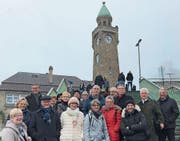 Trotz Nebel bei guter Laune: die Leser-Reisegruppe bei den Landungsbrücken im Hamburger Hafen.