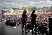 Grossandrang auf der Bühne am Schweizerhofquai beim Luzerner Fest 2015. (Bild Pius Amrein)