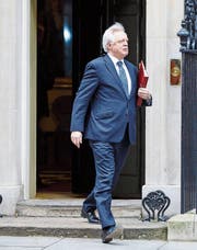 Brexit-Minister David Davis verlässt die Downing Street 10, den Sitz von Premierministerin Theresa May. Davis stehen herausfordernde Wochen bevor. (Bild: Imago (London, 29. März 2017))