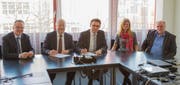 Auf dem Bild zu sehen (von links ) Für maxon motor: Ulrich Claessen, Leiter Forschung & Entwicklung, Eugen Elmiger, CEO für die Hochschule Luzern – Technik & Architektur: Viktor Sigrist, Direktor, Andrea Weber-Marin, Vizedirektorin, Ulrich Dersch, Leiter des Kompetenzzentrums Intelligent Sensors and Networks. (Bild: maxon motor)