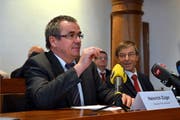 PUK-Präsident Heinrich Züger stellt im Rathaus Schwyz den Bericht vor, rechts Professor Paul Richli. (Bild: Bert Schnüriger / Neue SZ)