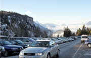 Volle Parkplätze in der Handgruobi oberhalb Schwyz. (Bild Erhard Gick/Neue SZ)