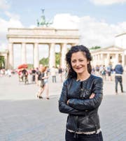 Die deutsche SPD-Bundestagsabgeordnete Cansel Kiziltepe (40) auf dem Pariser Platz vor dem Brandenburger Tor in Berlin. (Bild Rudi-Renoit Appoldt)