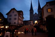 Rund 2000 Windlichter leuchteten vor der Hofkirche. (Bild: Manuela Jans / Neue LZ)