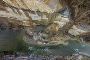 Im Januar mussten Bagger auffahren, um nach den Felsstürzen in der Kleinen Emmen aufzuräumen (Bild: Philipp Schmidli / Neue LZ)