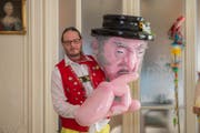 Patrick Steffen siegt in der Kategorie der Einzelmasken mit dem Sujet «Appenzeller Chäs». (Bild: Dominik Wunderli / LZ (Luzern, 13. Februar 2018))