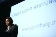 Er ist ein ehemaliger Stipenidat: Der Schriftsteller Martin R. Dean aus London. Hier spricht er zum 40jährigen Bestehen der Landis & Gyr Stiftung 2011 im Casino Zug. (Bild: Archiv/ Neue ZZ / Christof Borner-Keller)